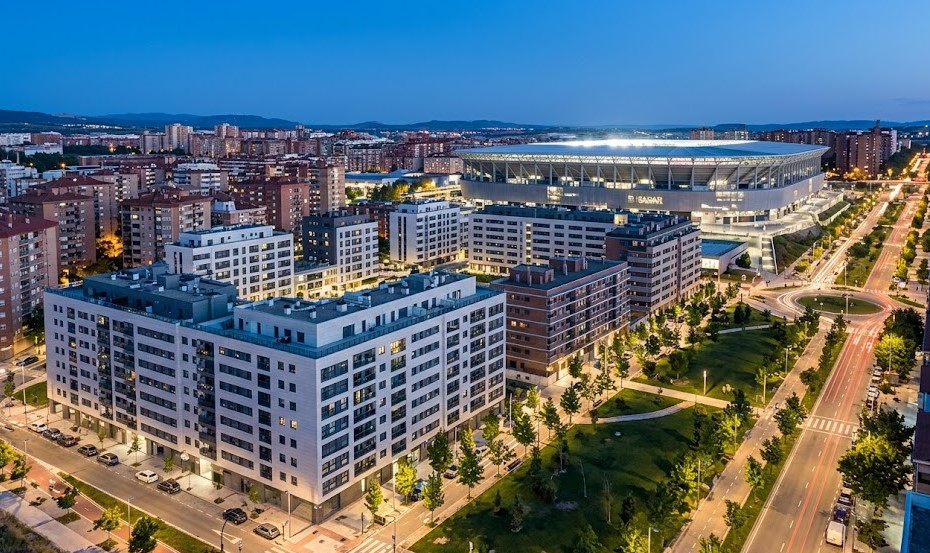 Vista de los edificios modernos en Arrosadia y cercanías de la UPNA en Pamplona